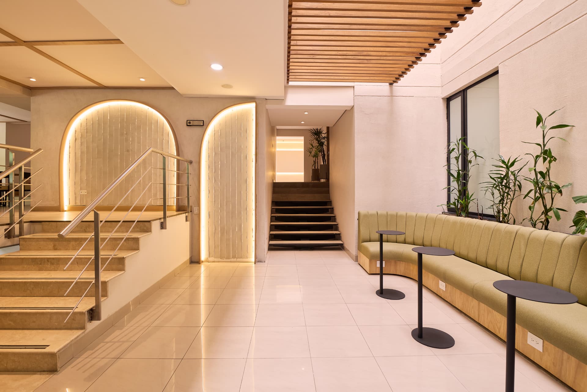 Lobby con sillones y arcos iluminados del Hotel Lincoln