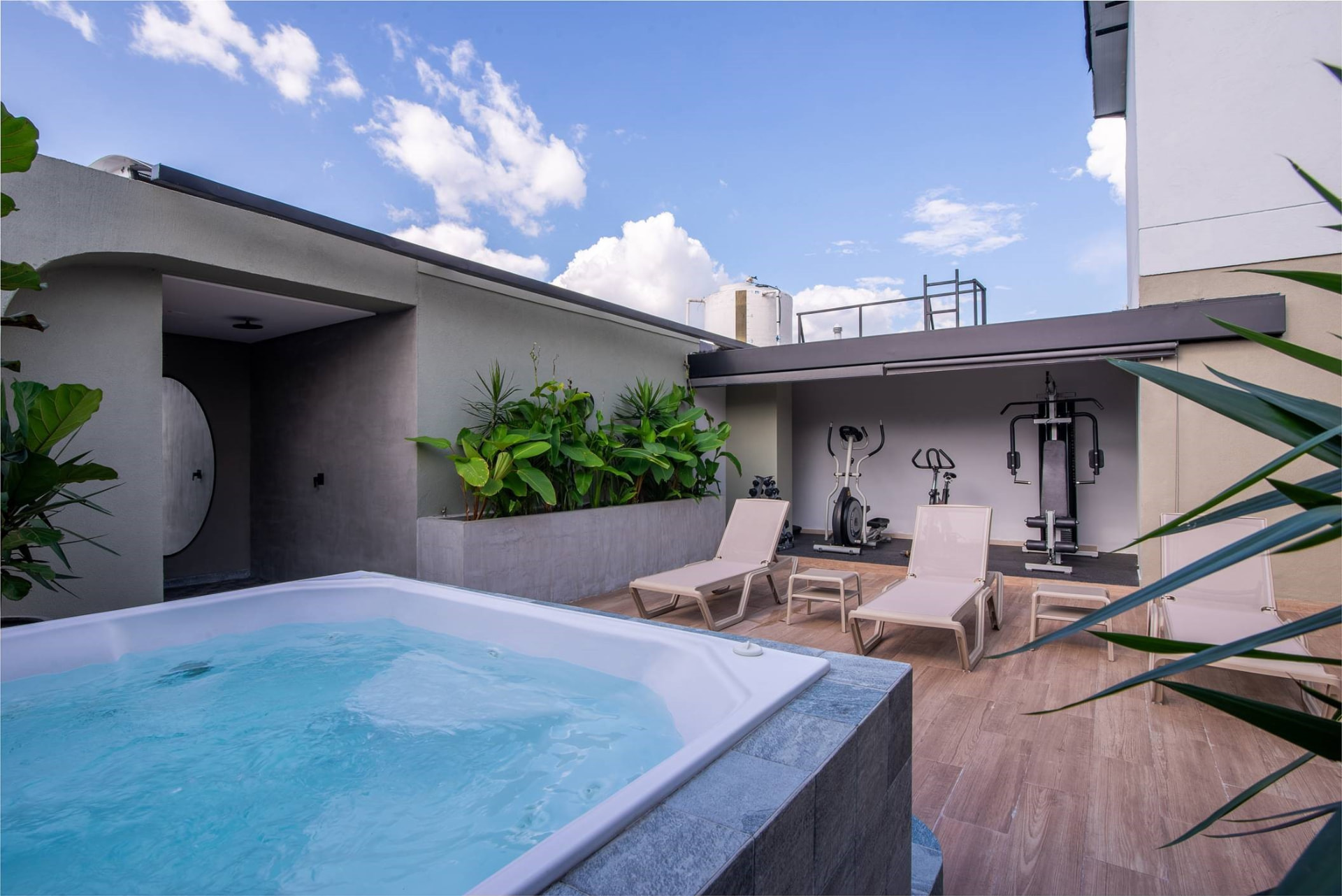 Zona húmeda del Hotel Lincoln con jacuzzi y área de gym