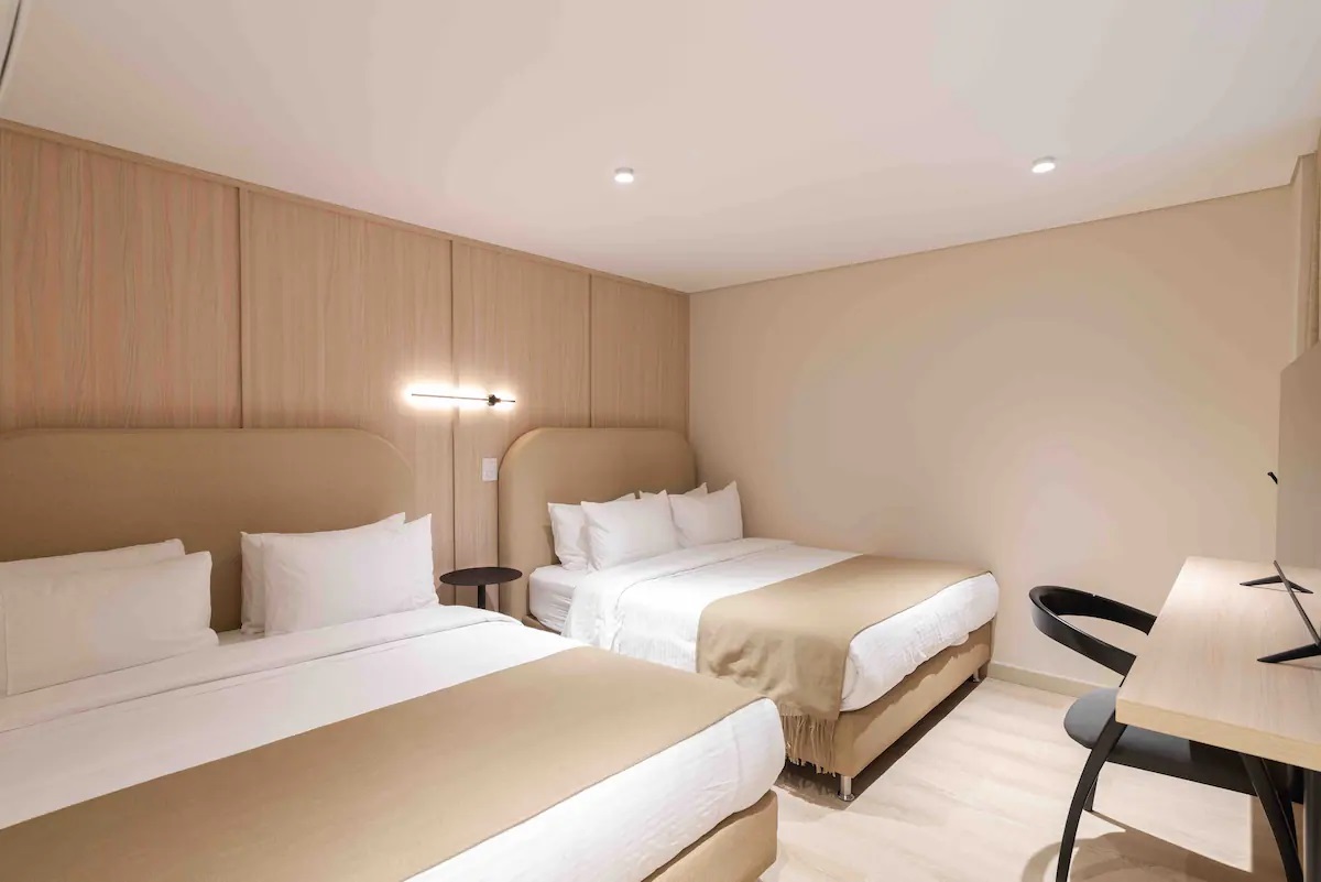 Habitación de apartamento con dos camas y escritorio