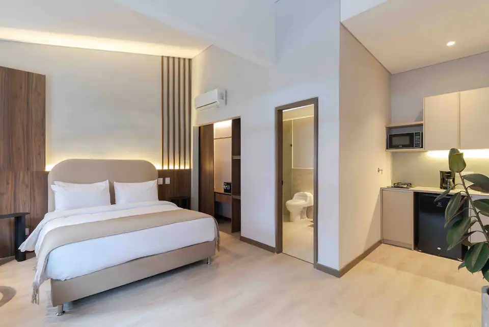 Apartamento con cama queen, kitchenette y baño en el Hotel Lincoln