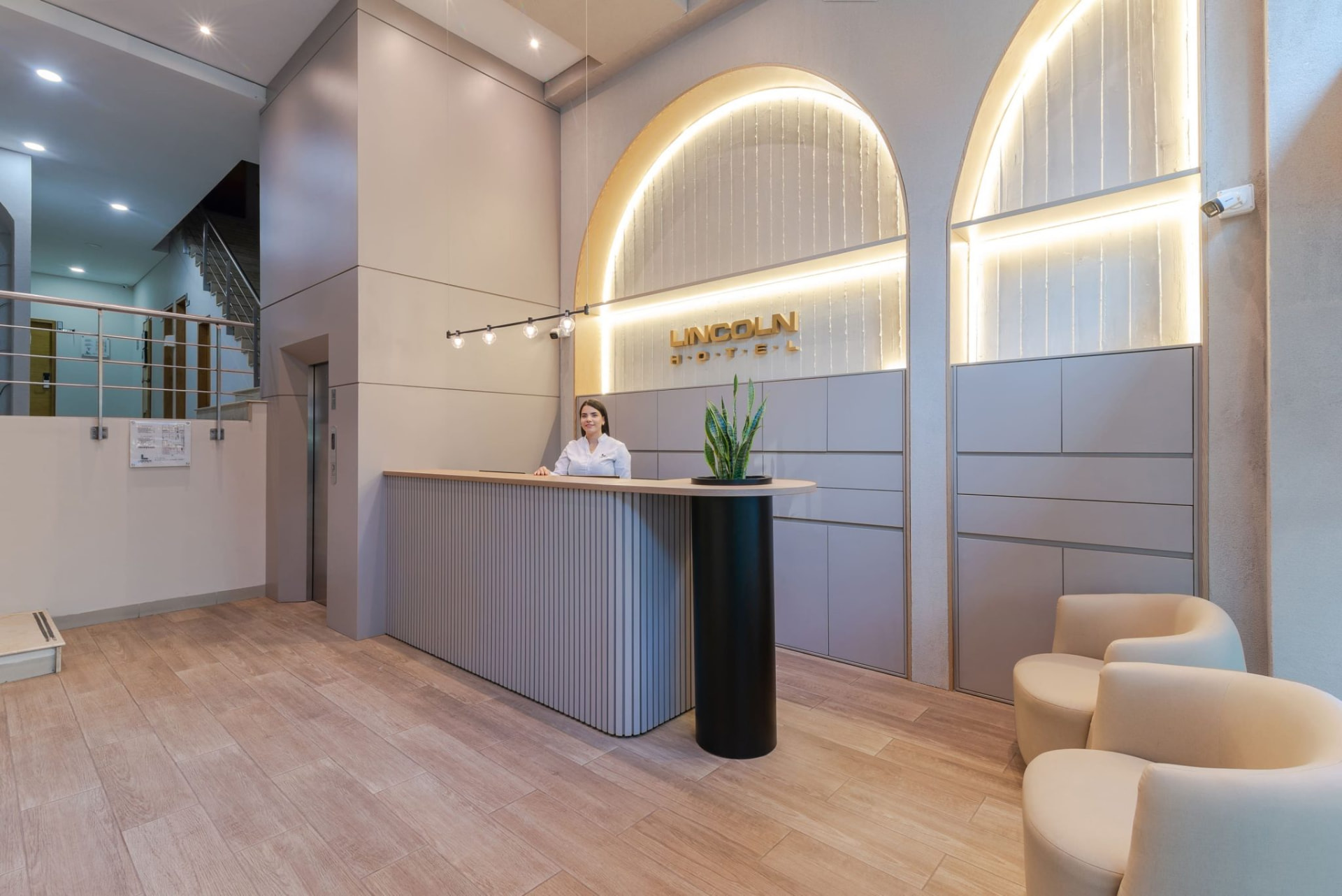 Recepción del Hotel Lincoln con arcos iluminados y detalles dorados