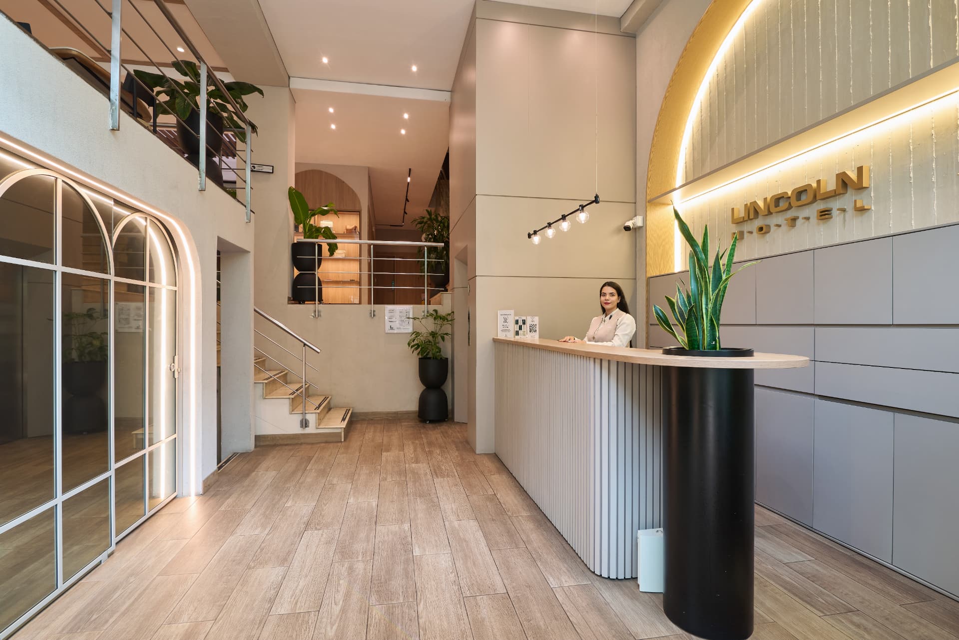 Recepción del Hotel Lincoln en Medellín