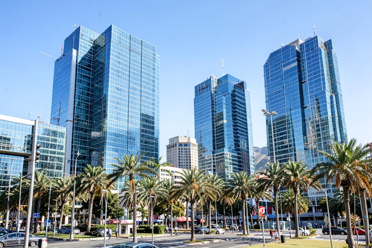 Torres corporativas de Medellín en un día despejado